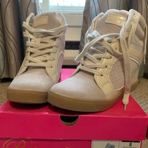 Platform fashion sneaker